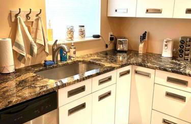 Beach gem! Hot Tub/EV/2bd/3.7mi beach/.5mi outlets - Foto 22