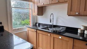 NEW! 2 bedroom Flat, Free Parking, PS5 and Netflix, ideal for professionals, relocators and families 1 minute to the centre and station - Foto 3, stove, dishwasher, pet friendly, toaster