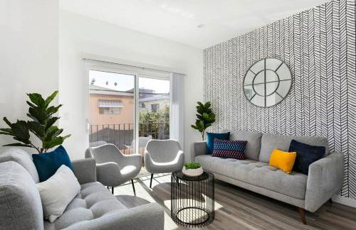 Enjoy Stylish 4BR Townhouse Sleeps 8 with Wi-Fi - Foto 1