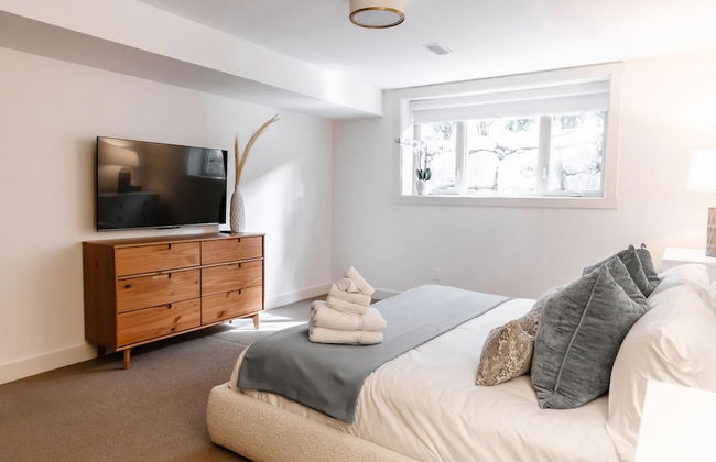 Private Luxury Oasis w Pool HT Parking - Photo 53