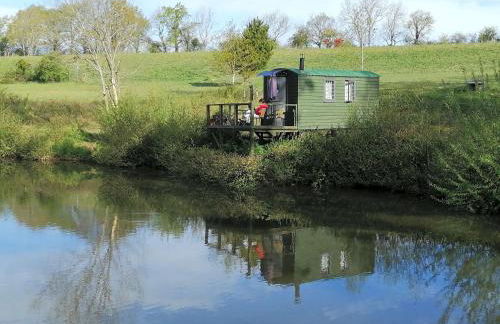 Snug & Secluded Lakeside Shepherds Hut 'Carp' - Foto 17