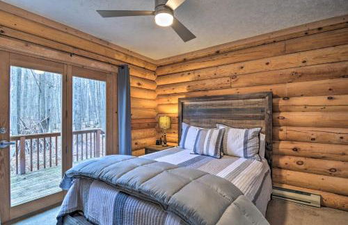 Secluded Gaylord Cabin with Deck, Fire Pit and Grill! - Foto 11