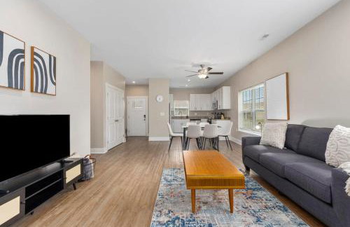 Modern 2BR 2BA New Build Condo with Garage & Patio - Foto 25