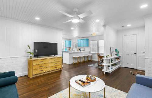 Chic Modern House Close to Beaches & Downtown - Photo 11