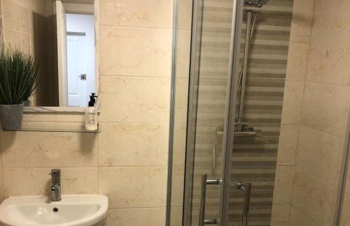 2 bedroom Large Town Centre Apartment FREE Parking - Foto 25