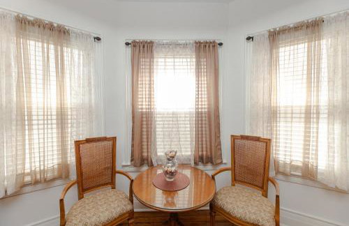 The Gem-3 Bedrooms! King, Full & Twin Beds, Sauna with Free Parking plus more - Foto 13