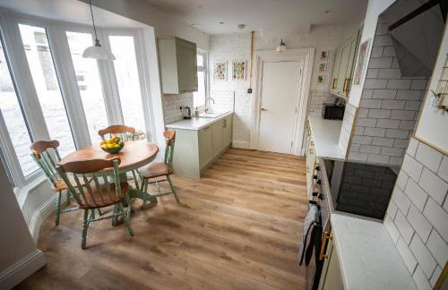 Spacious Victorian 4 Bed l Cocktail Bar Spa Bath Workspaces - Photo 17