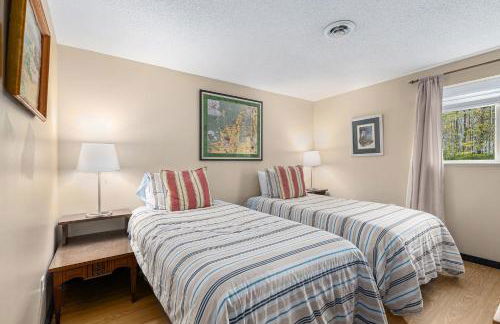 3Br 2Bath Midcentury Ski Chalet with Hot Tub & Kids' Loft - Photo 48