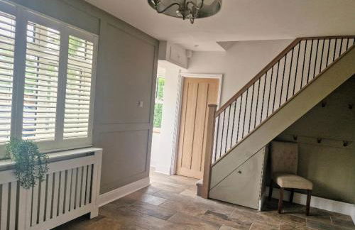 South Coast New Forest Holiday Home-4 Bed-Sleeps 8-Spacious-Parking-EV Dock-Large Garden-Playground-Great for Families-Groups-Professionals - Foto 12