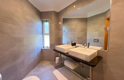 Beautiful 4-Bedroom Villa with Garden and Pool - Foto 22