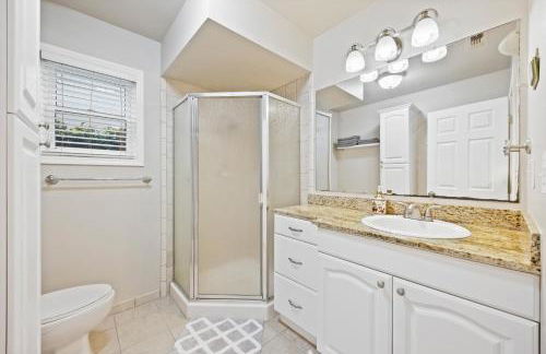 Midtown Apartment with Private Parking and King Bed - Foto 7