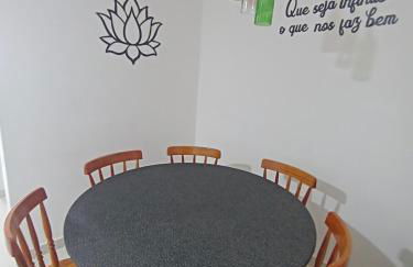 Prédio com piscina na cobertura frente ao mar,apartamento para até 6 pessoas e 3 crianças até 8 anos, churrasqueira na sacada, Wi-Fi grátis, rede de proteção, NÃO oferecemos roupas de cama e banho, 1 vaga de garagem, na Praia Grande-Vila Mirim - Foto 5