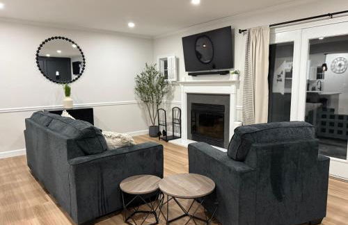 Newly Renovated Villa with King Bed and Amenities, 1 mile to Mohegan Sun - Foto 1