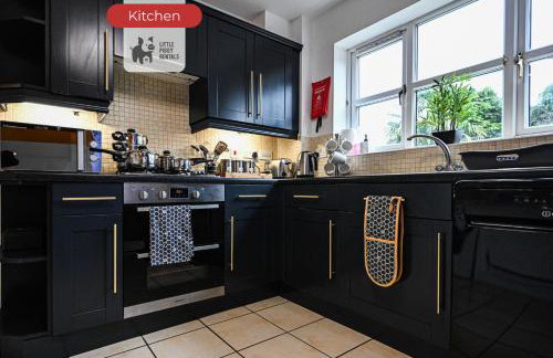 4 Bedroom Family House with 5 Beds, Parking and Fast WiFi - Foto 5