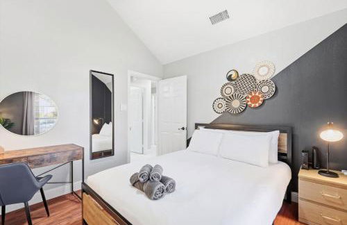 4-BD 2-BA with Backyard Pool Retreat + Game Room - Foto 21