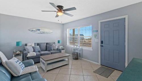 2BR Retreat with Pool, Near Beach and The Hangout - Foto 4