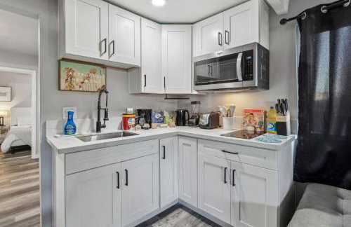 Entire Private Home with 2 Bedrooms 1 Bathroom, Gated Yard, Driveway Parking, Available Now - Foto 10