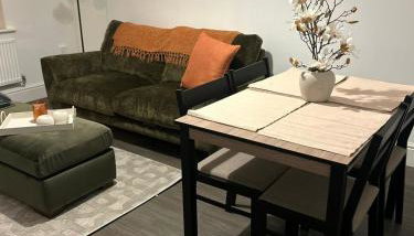 Cozy 2-Bed Home near Barnwell Country Park - Free Parking - Foto 4