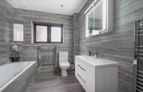 Large modern self contained apartment in Lymington - Photo 12