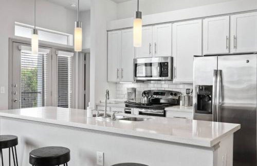 Modern Austin 2BR 2B Unit with Pool, Parking & WiFi - Photo 26