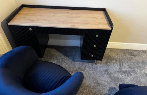 Modern 3-Bedroom House with Private Parking - Photo 8