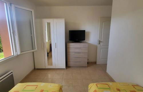 2025 Reno 2-Bed Escape w pool Min to GolfCources - Foto 13