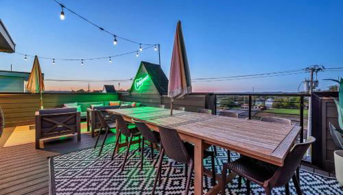 Designer Single Family House-Rooftop- Hot Tub - Foto 5