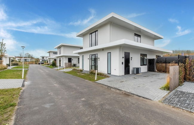 Brand new Luxury Villa on a Small-scale Park With its own Jetty - Photo 1