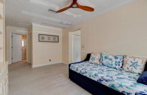 3 bedroom 2 bath home walking distance to beach - Foto 14