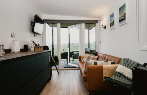 Luxury Glamping Cabin sleeping 4 People with Private Hot Tub and BBQ with views across the North Coast Ballycastle Pod 2 - Foto 25