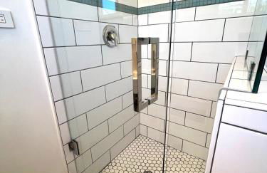 Urban Luxe Retreat l King Bed l Kitchenette - Photo 4