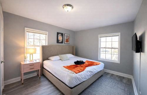 Cozy 1BR Retreat with Free Parking Near Downtown Birmingham and UAB - Photo 2