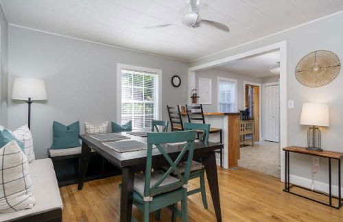 Charming Pet-Friendly Cottage Walkable to Town! - Foto 11