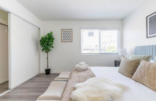 Modern 2BR Condo with King Bed & Balcony near LA - Foto 24