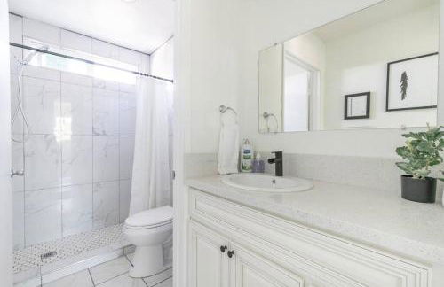 Modern 2BR Condo with King Bed & Balcony near LA - Foto 12