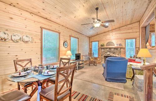 Updated Cabin with Porch, Mins to Cossatot River - Foto 5