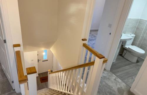 Detached 4BR House - Private Garden, Garage & Parking - Perfect for Long Stays, Families, Contractors - Photo 36