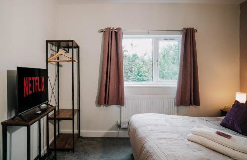 Spacious 4-bed Ample Parking Fast WiFi Contractor Family Friendly - Photo 12