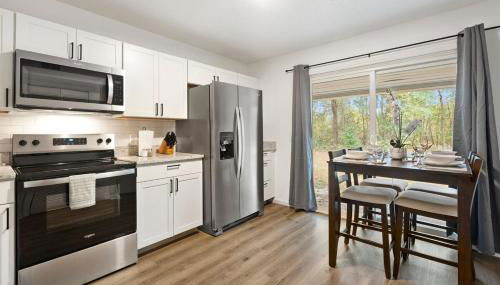 Stylish 2BR Urban Stay Near CAE Pet Friendly - Photo 3