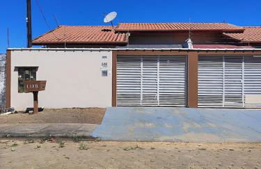 Casa tem 2 quartos com ar condicionado, garagem, aumenta geralmente é mais 50 por cento o valor - Foto 9