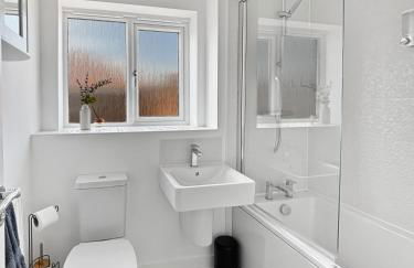 Amaya Seven - Luxury 3 bedroom detached house with garden & driveway - Sleeps 7 - Bottesford, Leicestershire - Foto 17