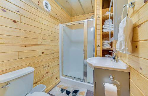 Oscoda Cabin with Charcoal Grill Walk to Lake Huron - Foto 15