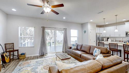 Newly-built 2-story home near the ocean with patio, washer/dryer, streaming - Photo 5