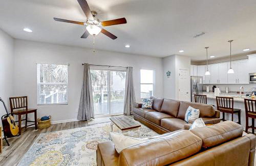 Newly-built 2-story home near the ocean with patio, washer/dryer, streaming - Photo 5