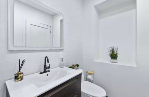 Top Notch 2BR & 2BA Suite Minutes to Central Park - Photo 32