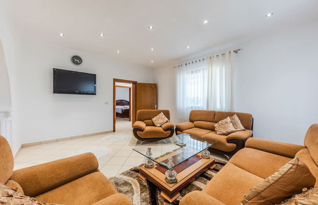 Authentic Lake View Apartment - Photo 8