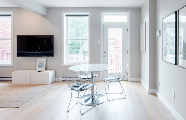 Explore Montreal From Sleek Contemporary Apartment - Foto 5