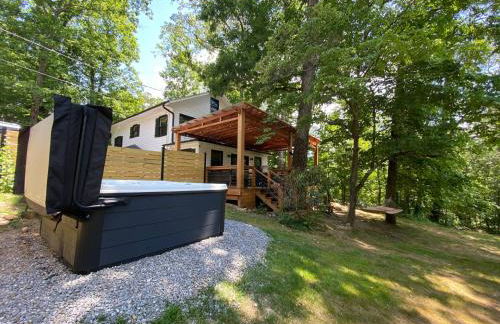 Stylish Lake Hs w/ hot tub: Walk to Blk Mtn Shops - Foto 10