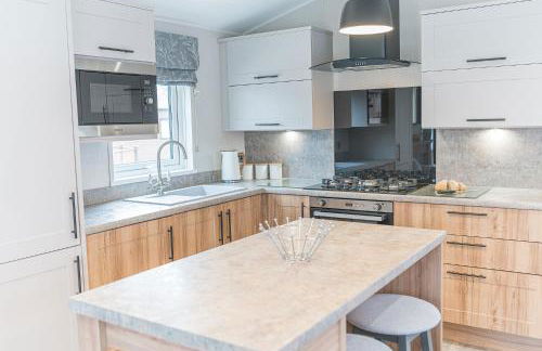 Tastefully decorated lodge on popular holiday park, easy access to Lakes and Dales and free parking - Foto 11