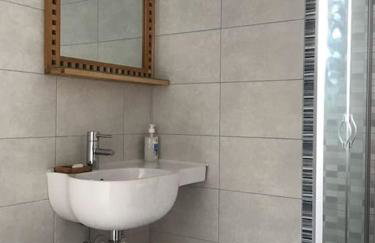 Spacious 3BR/2BT Apartment with A/C in City Center - Photo 16